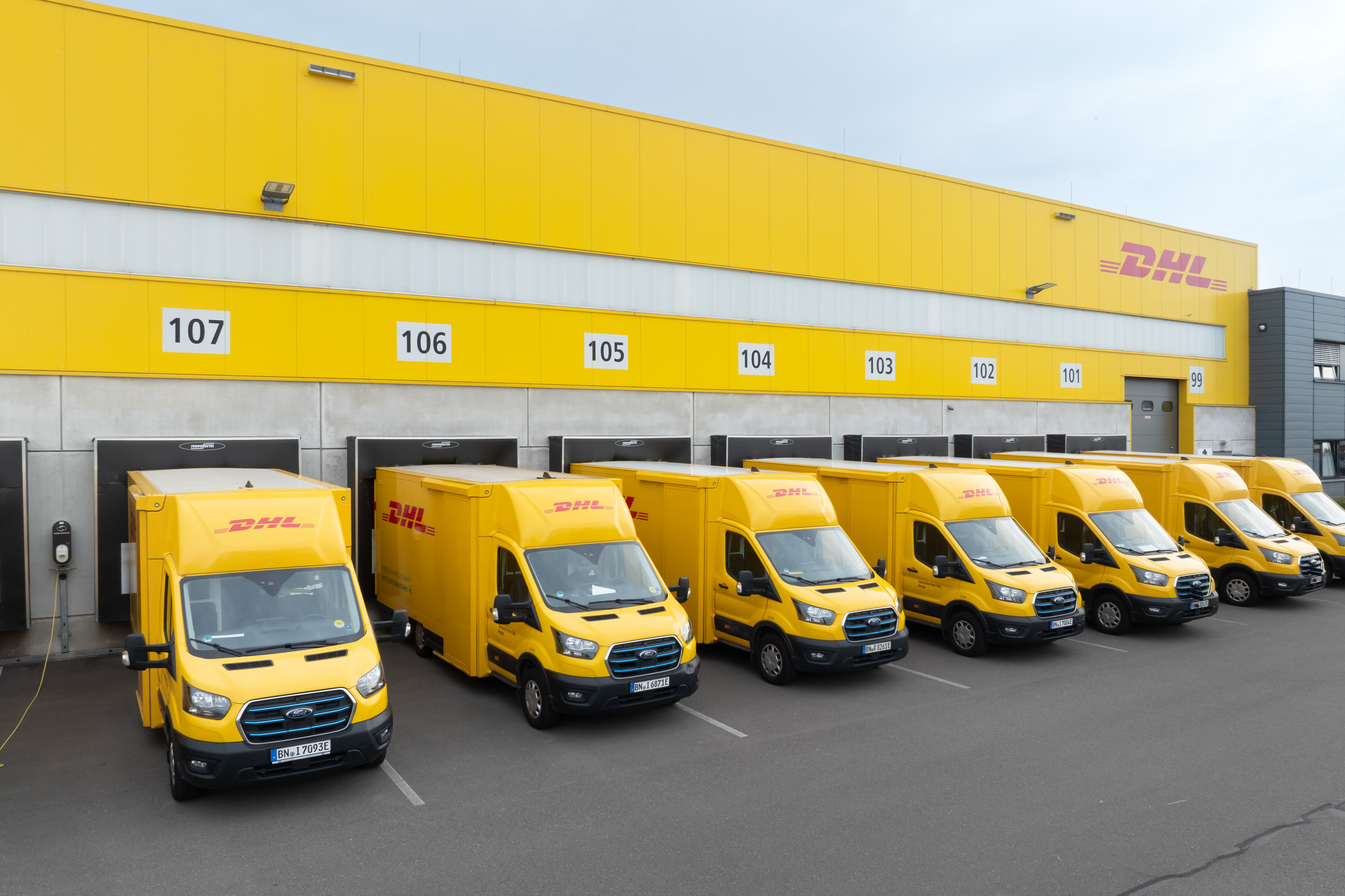 DHL Fahrzeuge vor Logistikzentrum