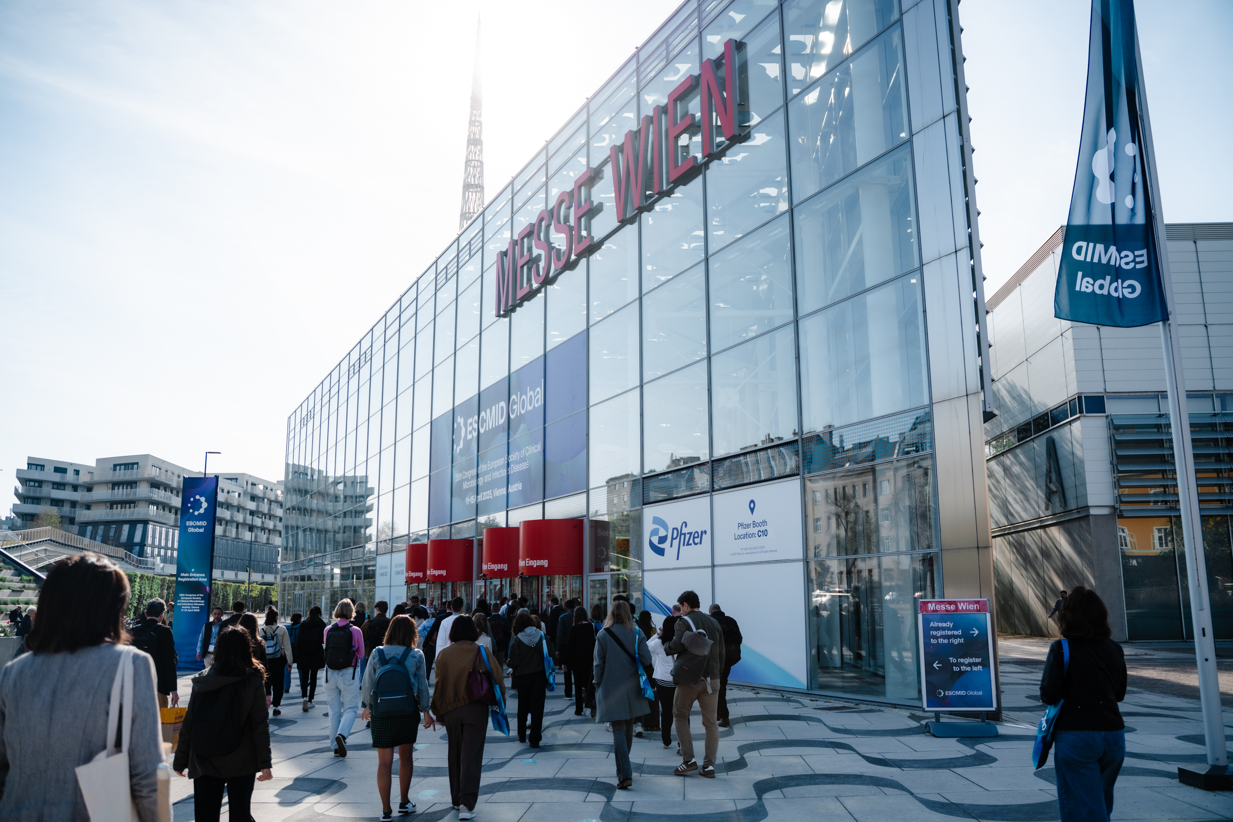 Besucher auf dem Weg ins VIECON Center