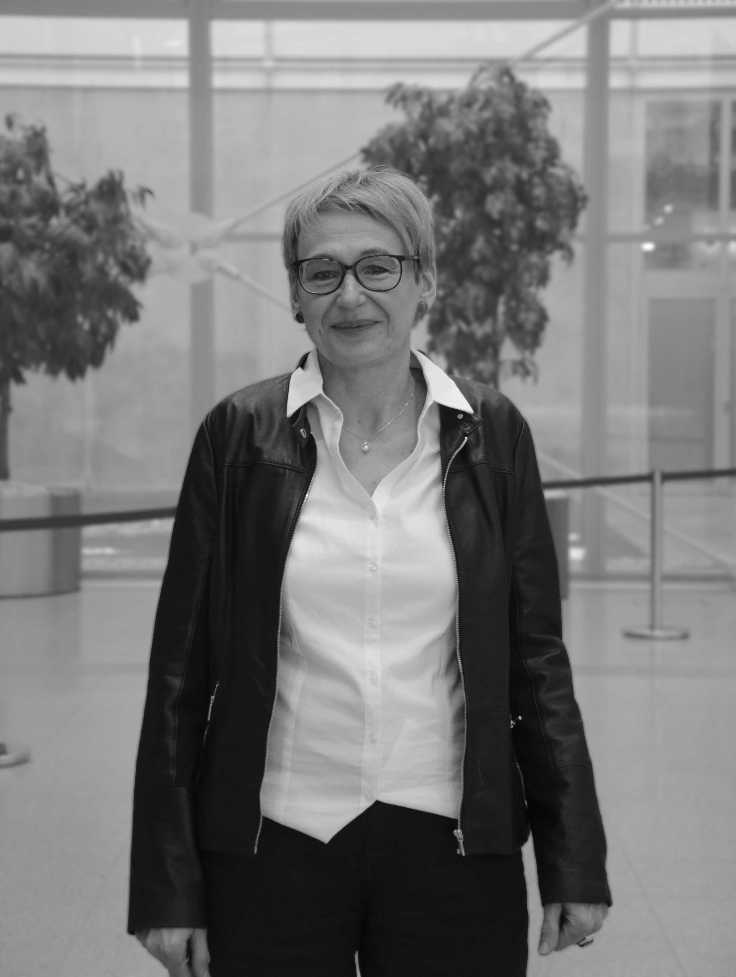 Gabriele Riegler Projekt Managerin blickt in die Kamera 